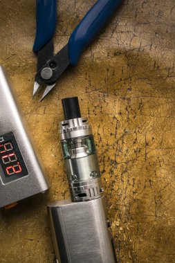 Deri arka plan üzerinde vape aygıtları.