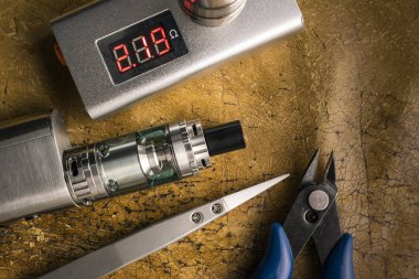 Deri arka plan üzerinde vape aygıtları.