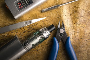 Deri arka plan üzerinde vape aygıtları.