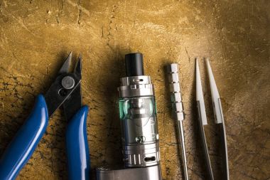 Deri arka plan üzerinde vape aygıtları.