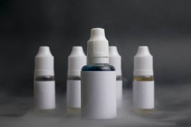 İzole vaping şişe koyu arka plan üzerinde. 