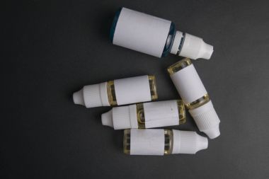 İzole vaping şişe koyu arka plan üzerinde. 