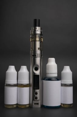 İzole vaping şişe koyu arka plan üzerinde. 