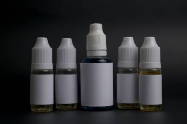 İzole vaping şişe koyu arka plan üzerinde. 