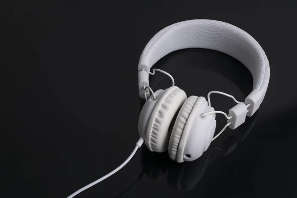 Auriculares aislados sobre un fondo negro . — Foto de Stock