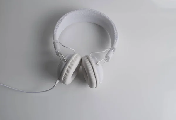 Auriculares aislados sobre un fondo de cuero . — Foto de Stock