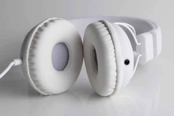 Auriculares aislados sobre un fondo de cuero . — Foto de Stock