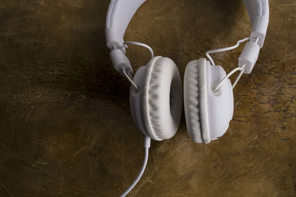 Auriculares aislados sobre un fondo de cuero . — Foto de Stock