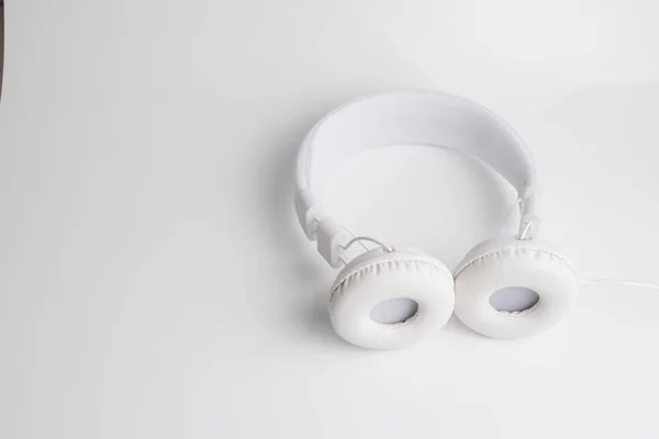 Auriculares de música aislados sobre un fondo blanco . — Foto de Stock