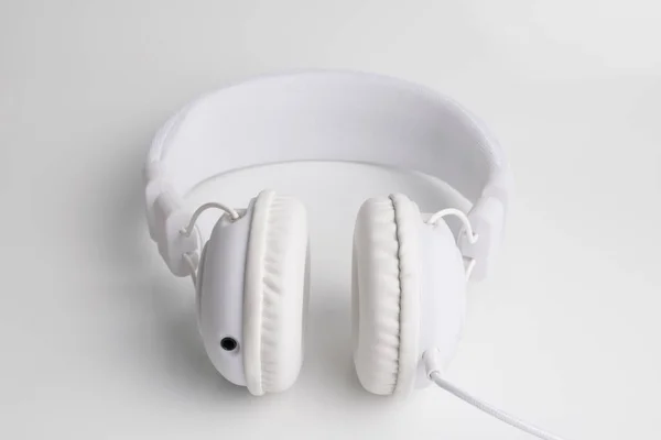 Auriculares de música aislados sobre un fondo blanco . — Foto de Stock
