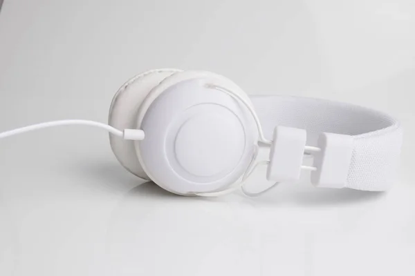 Musik-Kopfhörer isoliert über weißem Hintergrund. — Stockfoto