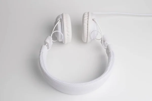 Auriculares de música aislados sobre un fondo blanco . — Foto de Stock