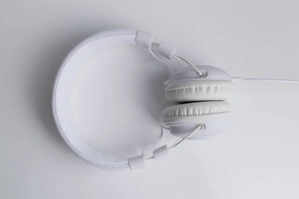 Musik-Kopfhörer isoliert über weißem Hintergrund. — Stockfoto