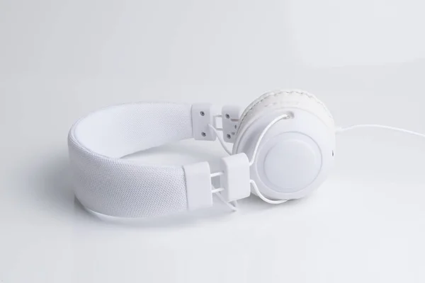 Музичні навушники ізольовані на білому фоні . — стокове фото