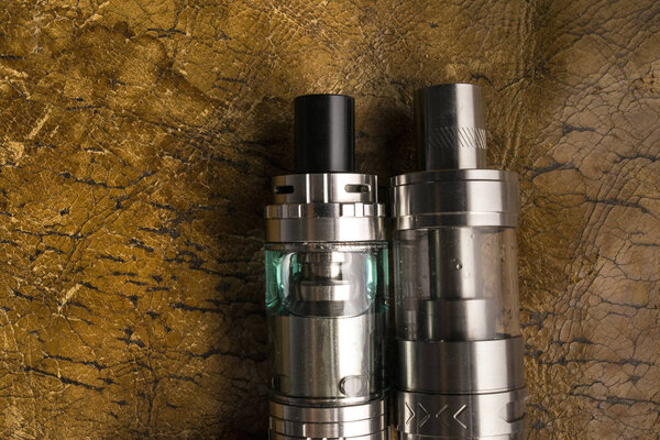 vape устройства на кожаном фоне
.