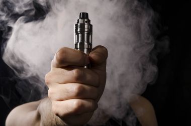 elektronik sigara veya duman cihazla vape inci holding adam
