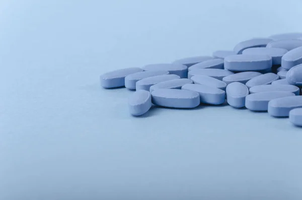 Perspektivní pohled na modré zdravotní tablety nad světle modré pozadí — Stock fotografie