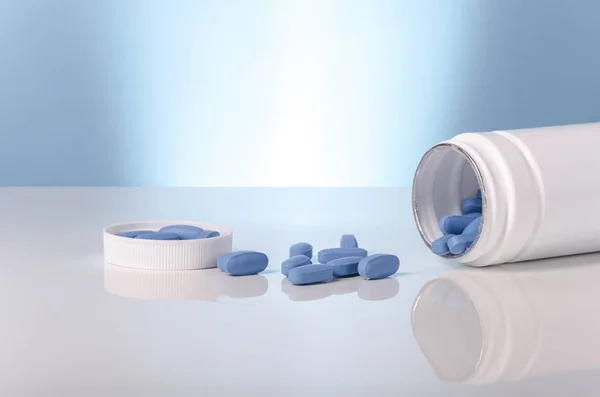 Beyaz ve mavi arka plan üzerinde tıbbi viagra mavi tabletleri. — Stok fotoğraf