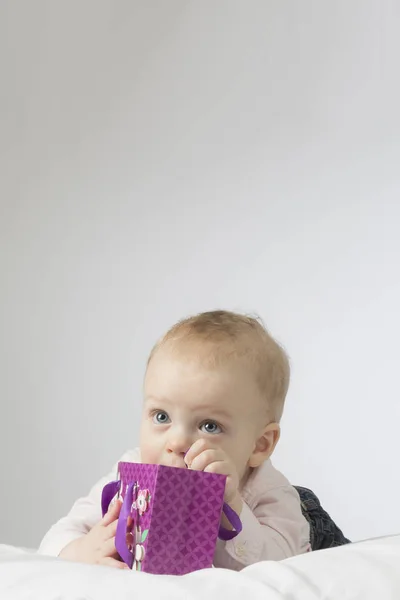 Liten unge med en presentpåse — Stockfoto