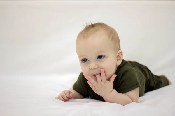 Niño concentrado en la cama — Foto de Stock