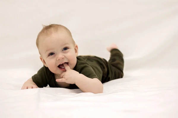 Sorrindo menino na cama — Fotografia de Stock