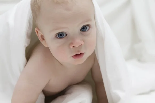 Primer plano retrato de niño de ojos azules —  Fotos de Stock