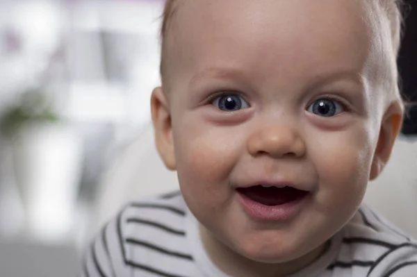 Linda sorrindo bebê bonito — Fotografia de Stock