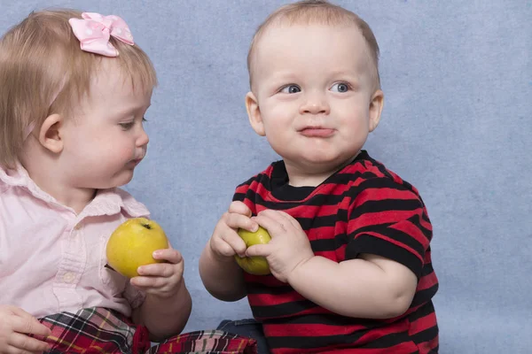 Двое забавных детей играют с яблоками. Ретро стиль — стоковое фото