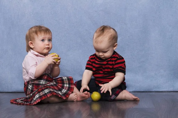 Grappige jongen en meisje met groene vruchten — Stockfoto