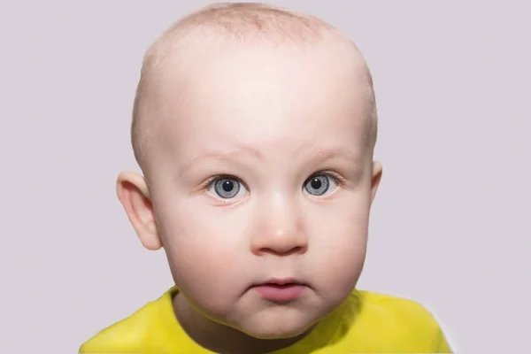 Grave criança de olhos azuis olhando para a câmera — Fotografia de Stock
