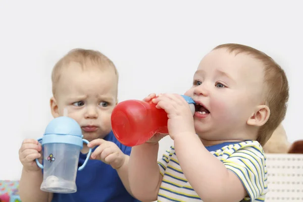 Два маленьких мальчика пьют воду — стоковое фото