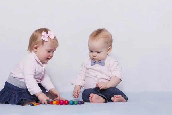 Söta nyfödda bebisar leker med färgglada pärlor — Stockfoto