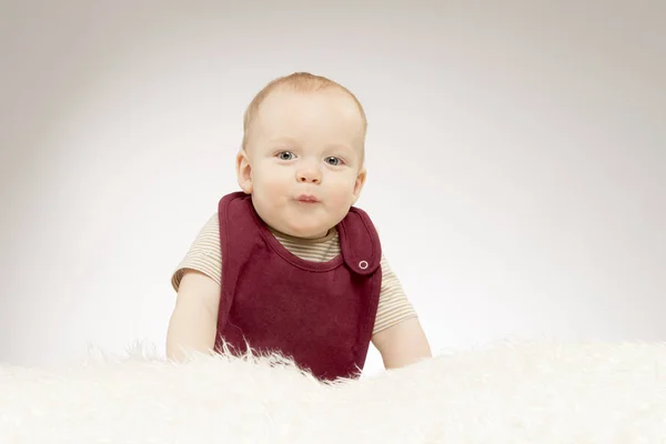 Söt liten pojke med en anka ansikte, härlig baby porträtt — Stockfoto