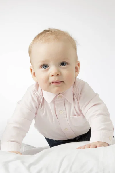 Närbild porträtt av söt 9 månader gamla barn tittar på kameran. Bedårande kryper spädbarn kid. — Stockfoto