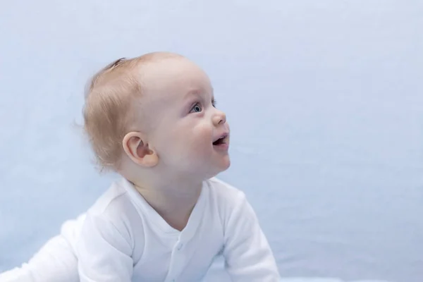 Portret zaskoczony ładny chłopczyk patrząc w górę. Śliczny kręconych włosach niemowlę noworodek. Miejsce — Zdjęcie stockowe