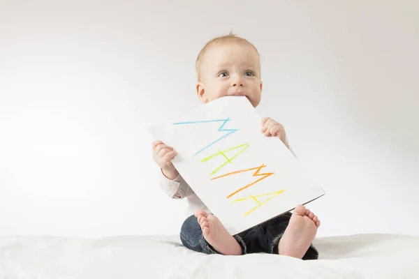 Menino bonito com cartaz. Conceito para cartão postal para o dia das mães. Espaço para cópia. Sinal colorido Mama — Fotografia de Stock