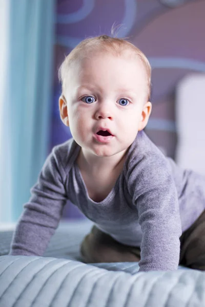 Sorprendido niño boca abierta mirando a la cámara. Niño de ojos azules interior . —  Fotos de Stock