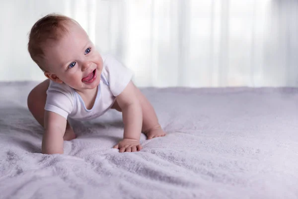 Första stegen av rolig pojke. Söta spädbarn unge börjar tulta. Söt liten knatte på gott humör. Kopiera utrymme. — Stockfoto