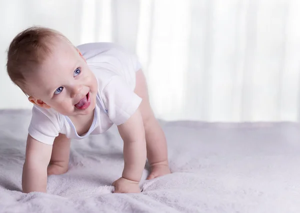 गुडघ्यांवर मजेदार बाळ चालण्याचा प्रयत्न करीत आहे. सर्व चौकारांवर अप्रतिम बाळ. स्मित लहान मुले आणि त्याचे पहिले पाऊल . — स्टॉक फोटो, इमेज