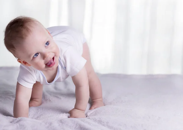 Grappig jongetje op knieën probeert te lopen. Awesome baby jongen op handen en voeten. Lachende peuter en zijn eerste stappen. — Stockfoto