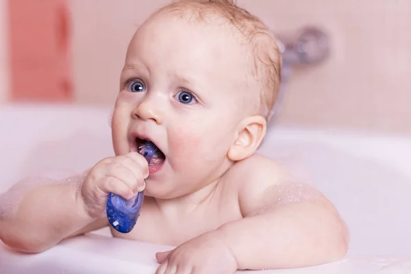 Смішний хлопчик чистить зуби. Синьоокі чудові зуби для чищення немовлят перший раз — стокове фото