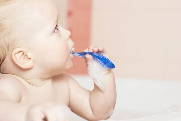 Смішний хлопчик чистить зуби. Блакитноокі дивовижні зуби першого разу. Портрет крупним планом — стокове фото