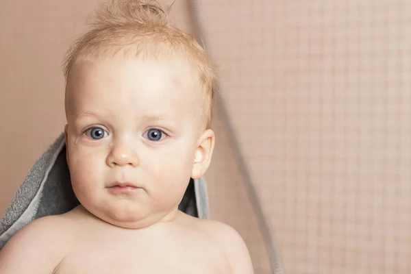 Niesamowite niemowlę po prysznicem. Cute baby blue-big-eyed boy w ręcznik, patrząc na kamery — Zdjęcie stockowe