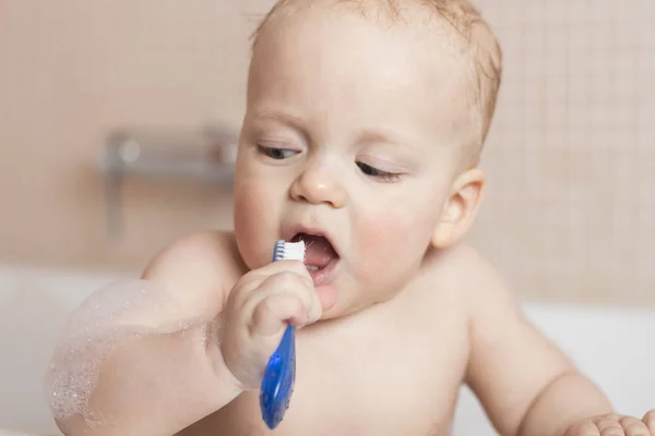 Смішний хлопчик чистить зуби. Милий хлопчик з зубною щіткою у ванній . — стокове фото