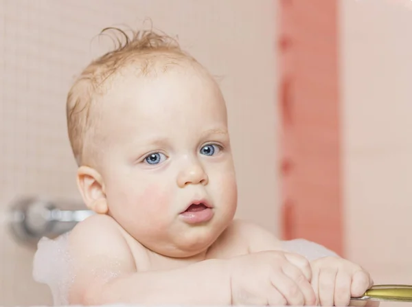 Szczegół portret Ładna niebieskooka zaskoczony chłopiec dziecko w wannie. — Zdjęcie stockowe