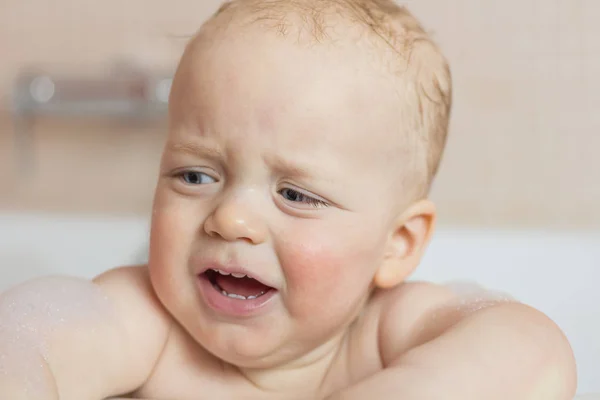 Płaczliwy niemowlę noworodek wanną. Płacz toddler chłopiec kąpieli — Zdjęcie stockowe