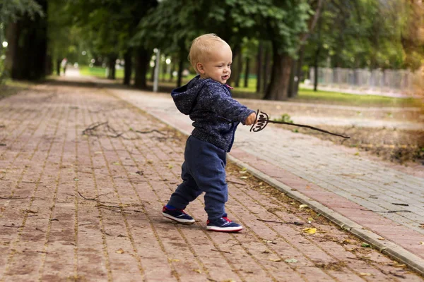 Милый малыш с нарисованным раппером. Смешной мальчик в парке с изображенным эпинефрином — стоковое фото