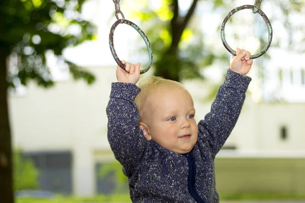 Ładny chłopczyk uprawianie sportu w parku. Toddler śmieszne treningi na pierścionki sportowych — Zdjęcie stockowe