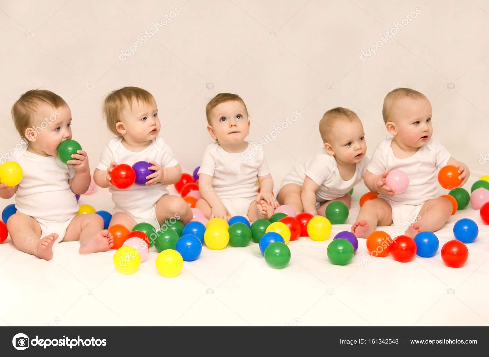Cinco bebés lindos sentados entre bolas de colores. Partido de los recién  nacidos . — Foto de stock #161342548 © ideal.listopad, image size:1600x1167