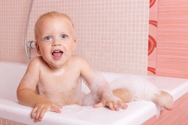 Симпатичний хлопчик в пінопласті вилізе з ванни . — стокове фото